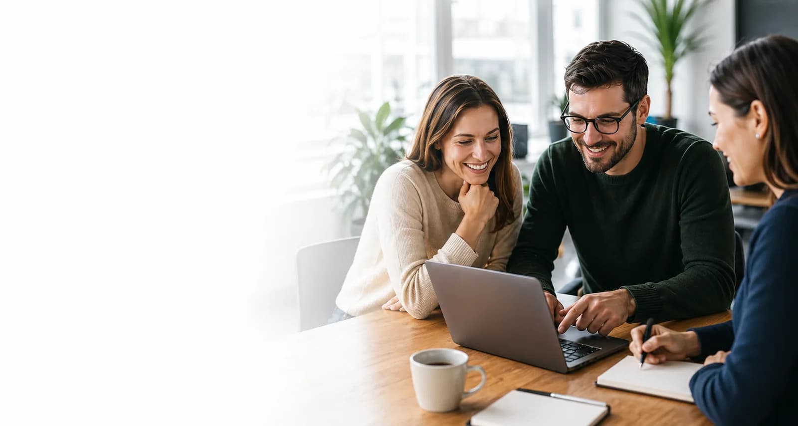 Team arbeitet gemeinsam an einem KI-Workflow