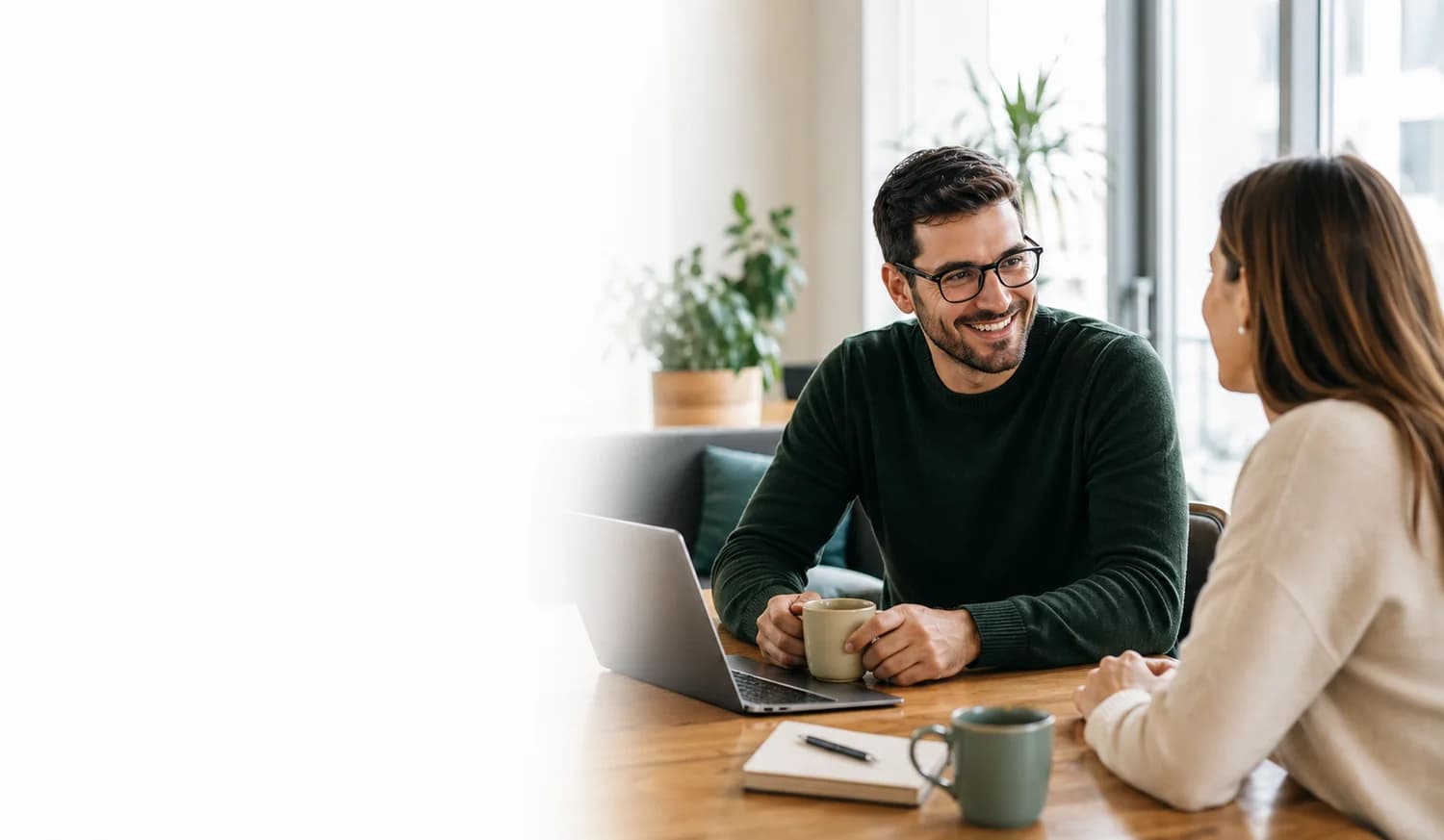 Ruhiges Erstgespräch in einem hellen Büro